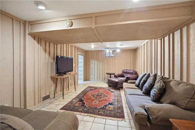 859 NW South Shore Drive, Kansas City, MO 64151