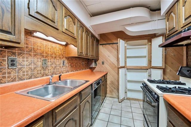 859 NW South Shore Drive, Kansas City, MO 64151