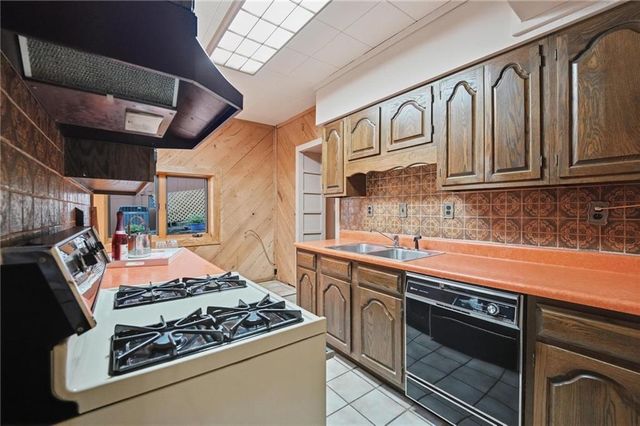859 NW South Shore Drive, Kansas City, MO 64151