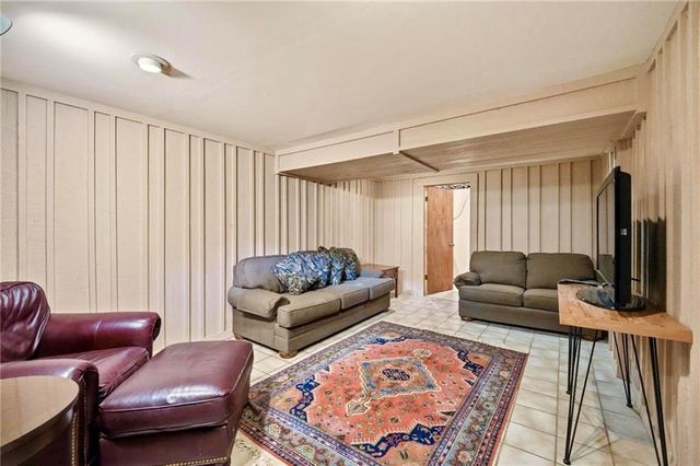 859 NW South Shore Drive, Kansas City, MO 64151