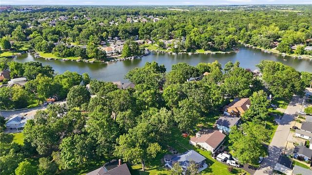 859 NW South Shore Drive, Kansas City, MO 64151