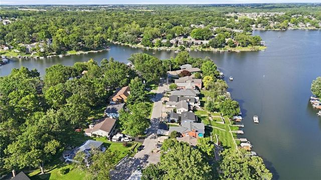 859 NW South Shore Drive, Kansas City, MO 64151