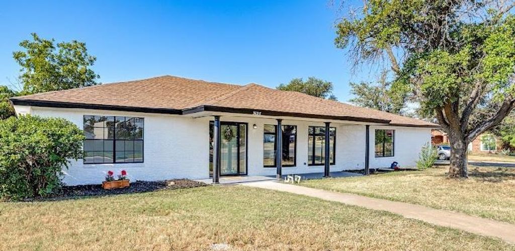 Image 2 of property listing at 3625 Sunset Dr, San Angelo, TX 76904