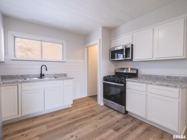 206 S BELLEVUE Avenue, Peoria, IL 61607