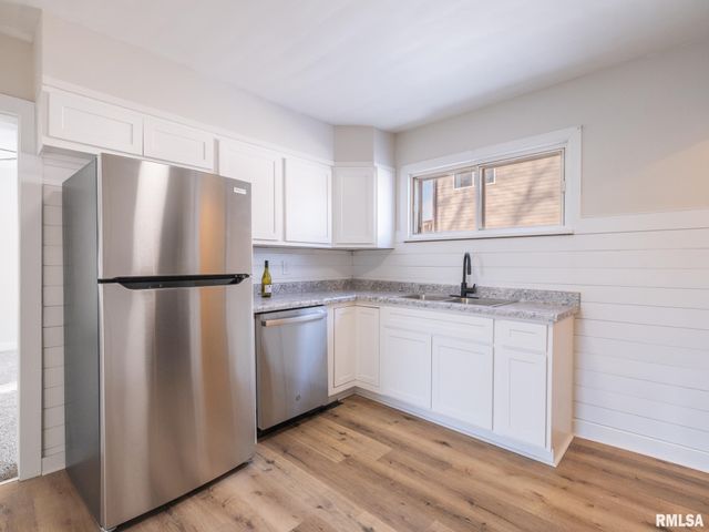 206 S BELLEVUE Avenue, Peoria, IL 61607