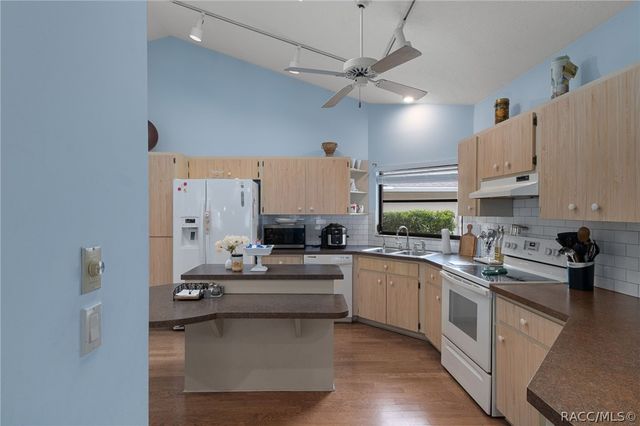 1 Medinah Drive W, Homosassa, FL 34446