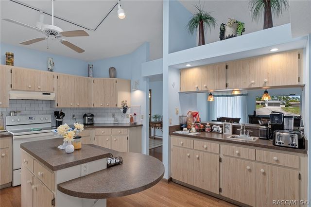 1 Medinah Drive W, Homosassa, FL 34446