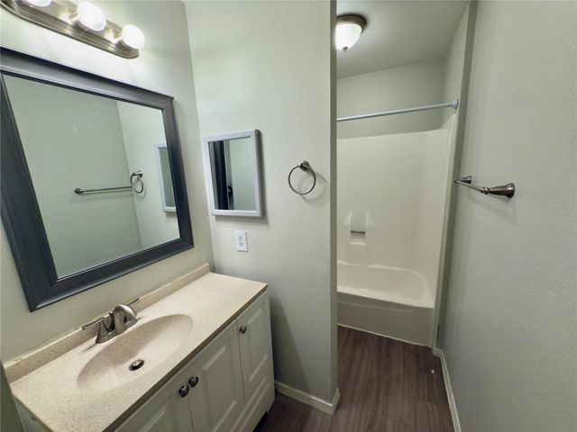 8907 Parkfield DR 101, Austin, TX 78758