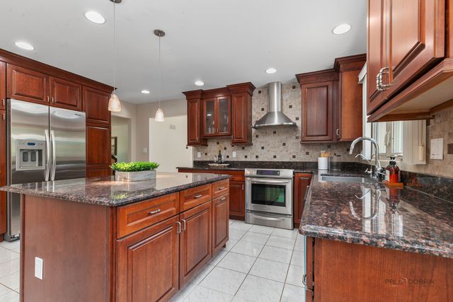 2315 Castilian Circle, Northbrook, IL 60062