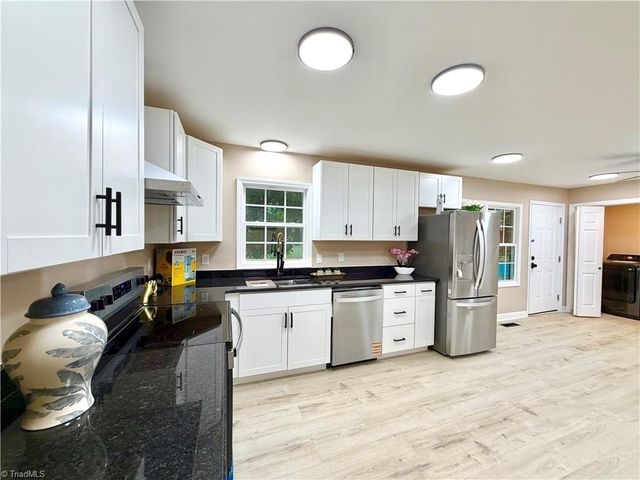7362 Lansdowne Place, Thomasville, NC 27360