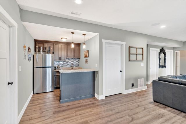 1632 W Gaslight Drive, Springfield, MO 65810