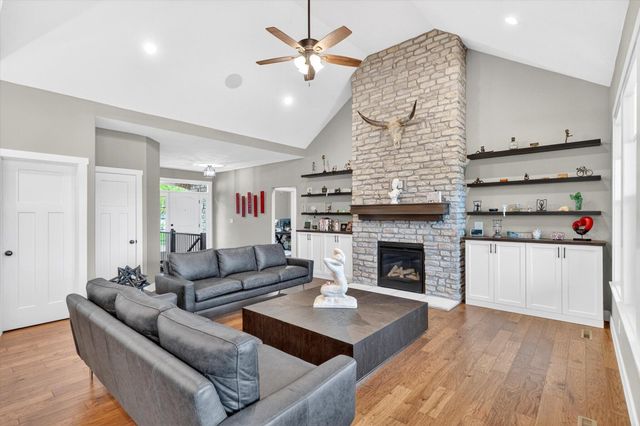 1632 W Gaslight Drive, Springfield, MO 65810
