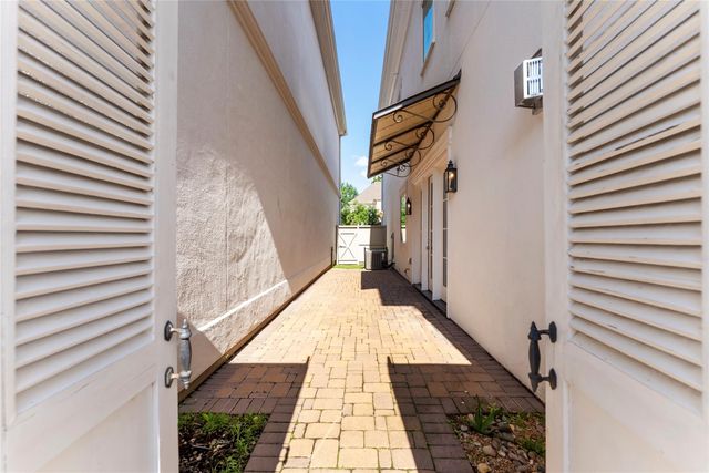 247 Green Boulevard, Shenandoah, TX 77384