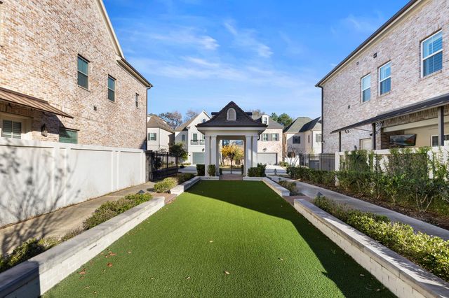 247 Green Boulevard, Shenandoah, TX 77384