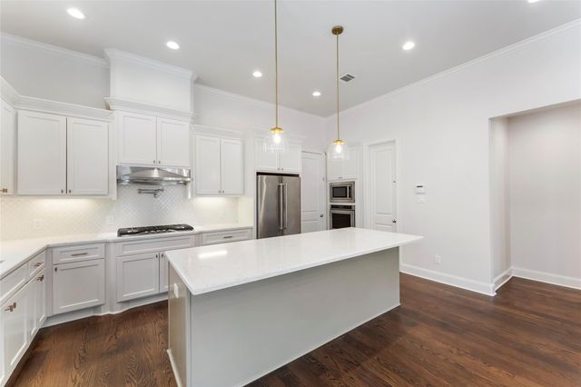 247 Green Boulevard, Shenandoah, TX 77384