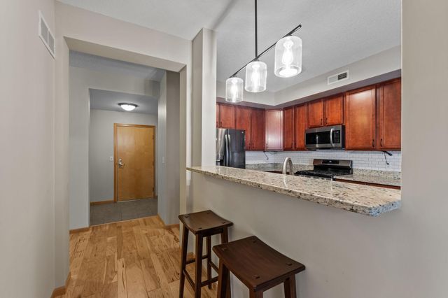 825 Berry Street 103, Saint Paul, MN 55114