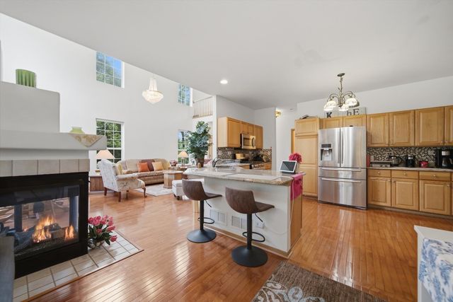 24 Stonegate Lane, Streamwood, IL 60107