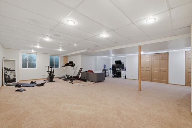 24 Stonegate Lane, Streamwood, IL 60107