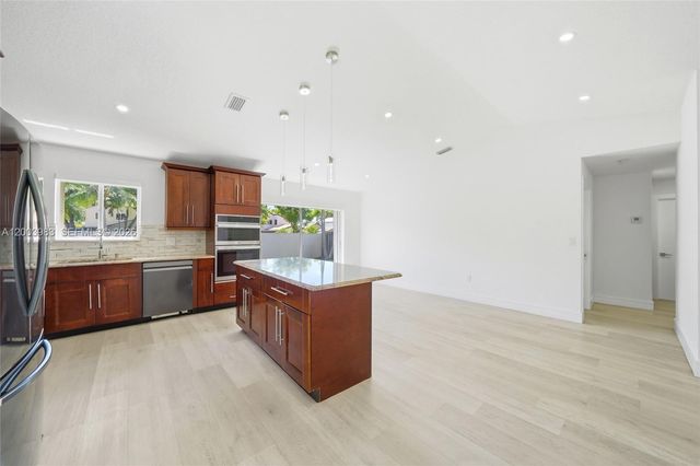 6136 NW 181st Terr Cir W, Hialeah, FL 33015