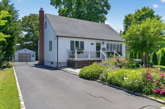 38 Oakwood Street, Greenlawn, NY 11740