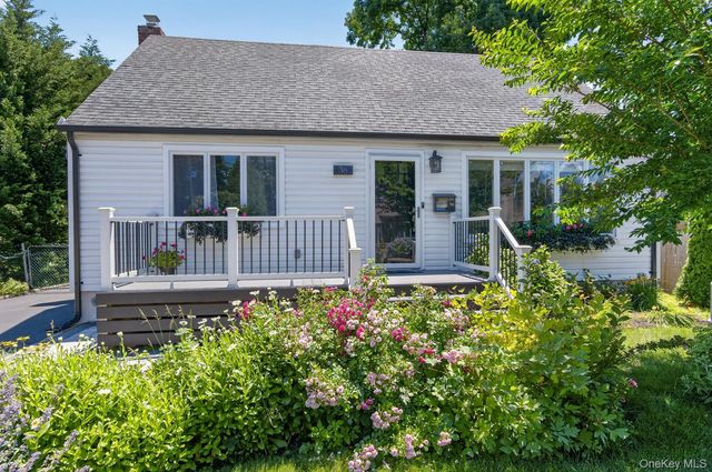 38 Oakwood Street, Greenlawn, NY 11740