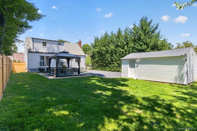 38 Oakwood Street, Greenlawn, NY 11740
