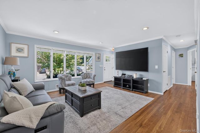 38 Oakwood Street, Greenlawn, NY 11740