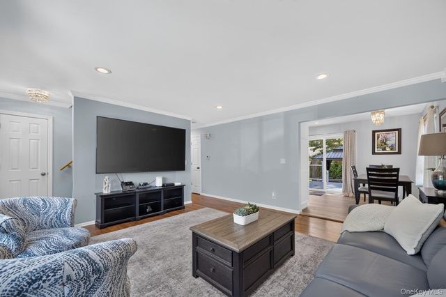 38 Oakwood Street, Greenlawn, NY 11740