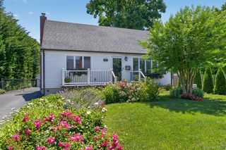 38 Oakwood Street, Greenlawn, NY 11740