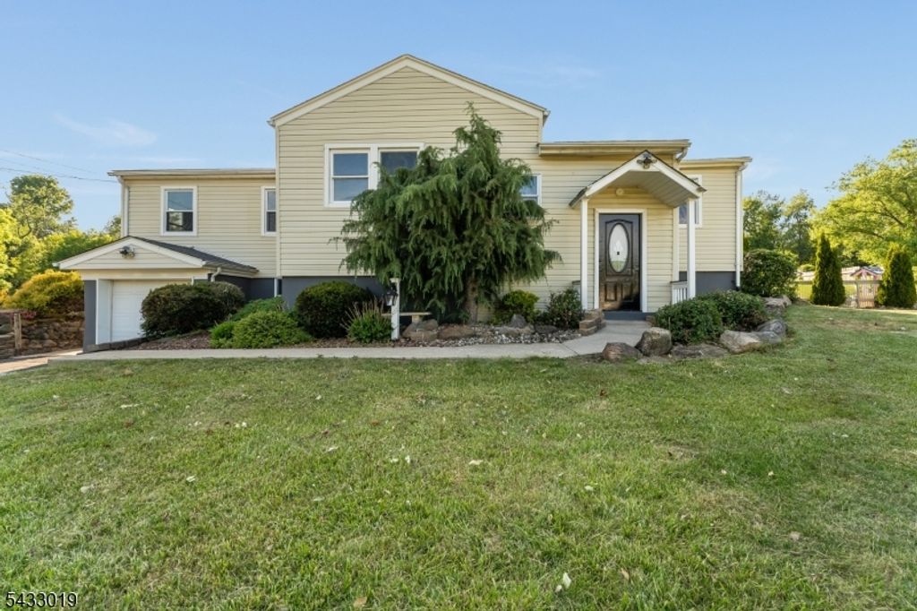 19 Columbus Cir, Mansfield Twp., NJ 07865