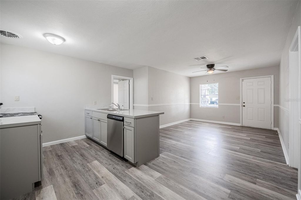 Image 8 of property listing at 510 CAROLYN DRIVE, Lakeland, FL 33803