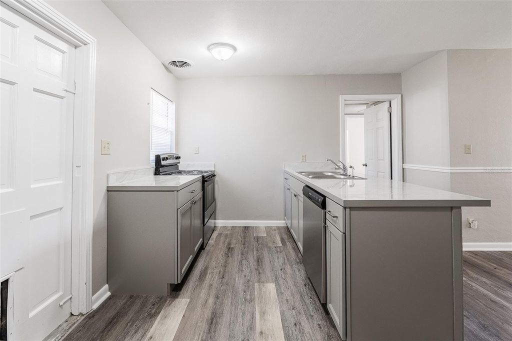 Image 9 of property listing at 510 CAROLYN DRIVE, Lakeland, FL 33803