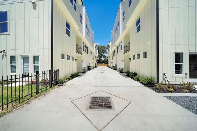 1015 W 24th Street B, Houston, TX 77008