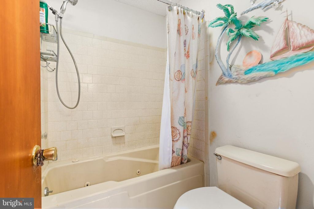 Image 43 of property listing at 617-B BAYSHORE CT #UNIT B, Ocean City, MD 21842