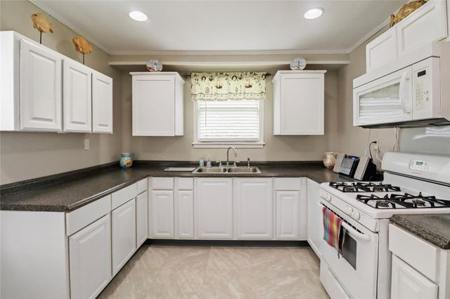 1702 Highway 332 W, Lake Jackson, TX 77566