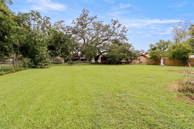 1702 Highway 332 W, Lake Jackson, TX 77566