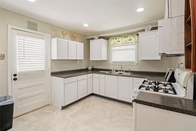 1702 Highway 332 W, Lake Jackson, TX 77566