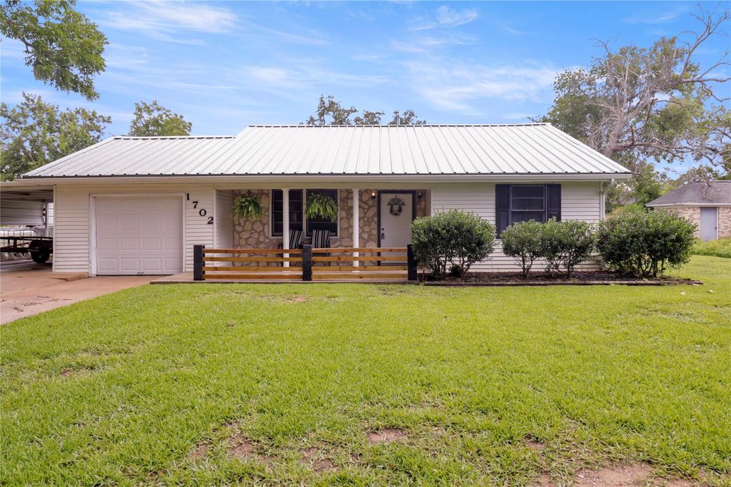 1702 Highway 332 W, Lake Jackson, TX 77566