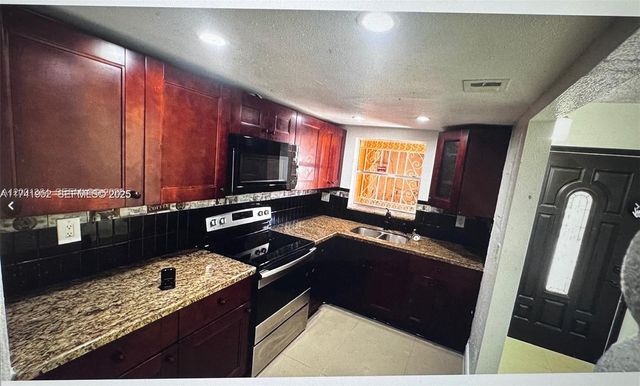 4372 W 11th Ln 30, Hialeah, FL 33012