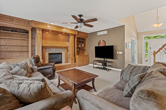 3212 Summertree Avenue, Bettendorf, IA 52722