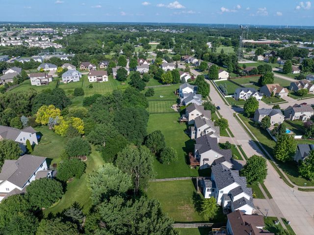 3212 Summertree Avenue, Bettendorf, IA 52722