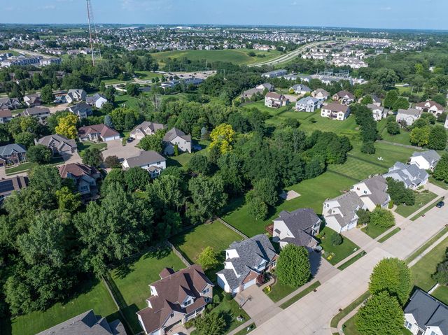3212 Summertree Avenue, Bettendorf, IA 52722