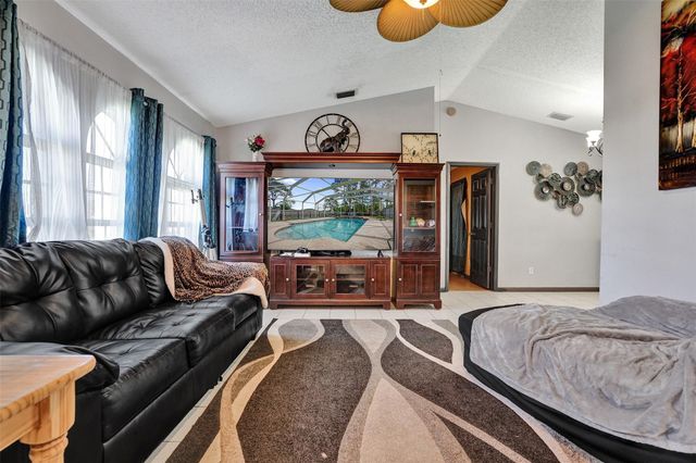 6977 NW Hartney Way, Port St Lucie, FL 34983