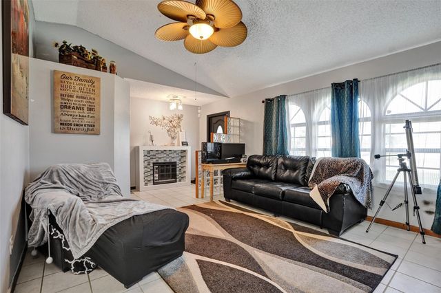 6977 NW Hartney Way, Port St Lucie, FL 34983