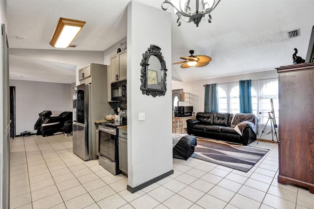 6977 NW Hartney Way, Port St Lucie, FL 34983