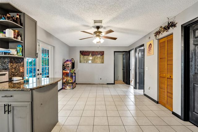 6977 NW Hartney Way, Port St Lucie, FL 34983