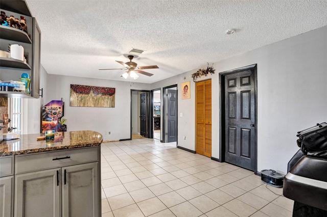 6977 NW Hartney Way, Port St Lucie, FL 34983