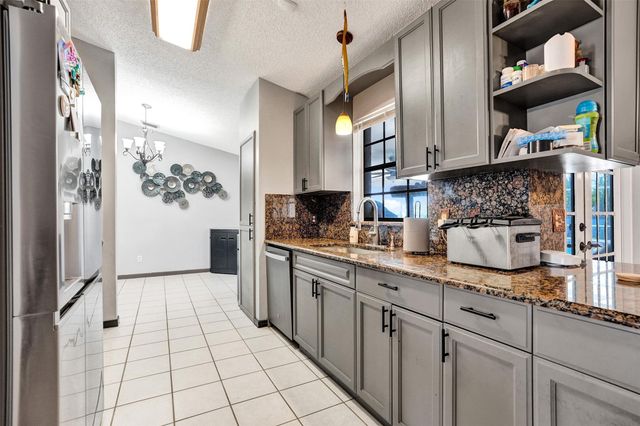 6977 NW Hartney Way, Port St Lucie, FL 34983