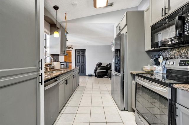 6977 NW Hartney Way, Port St Lucie, FL 34983