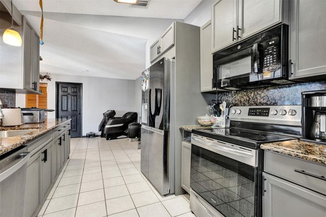 6977 NW Hartney Way, Port St Lucie, FL 34983